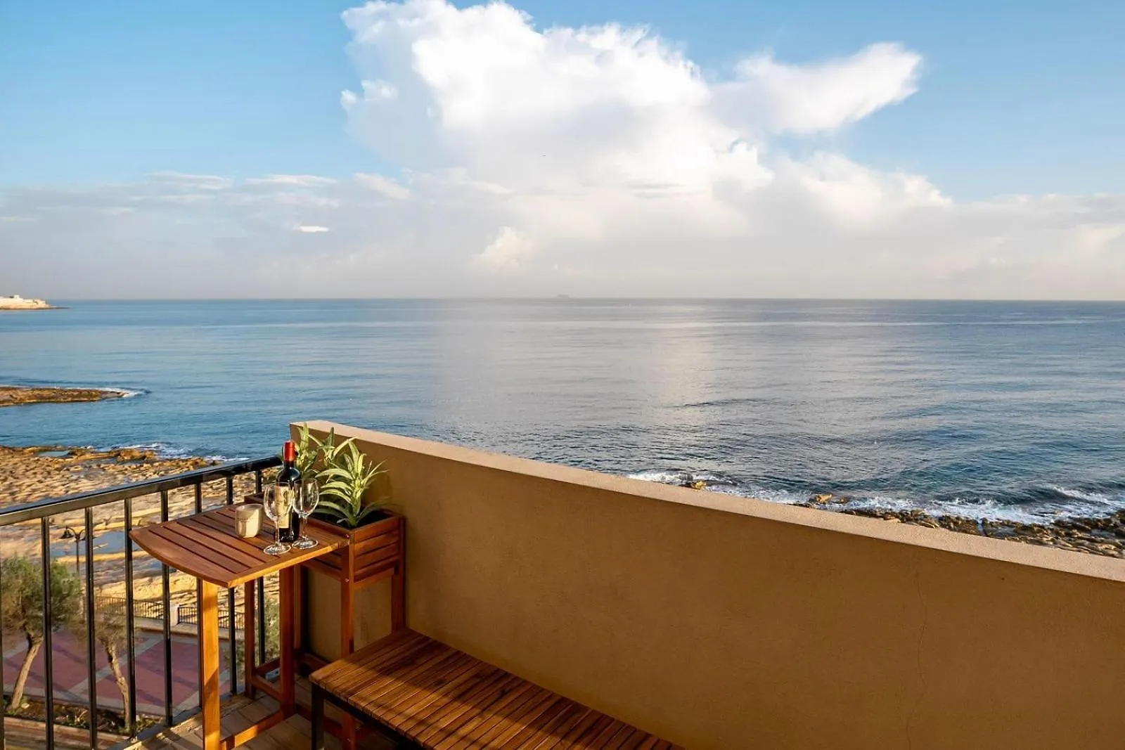 Sea Front 3 Bedroom Apartment With Ps5 Sliema
