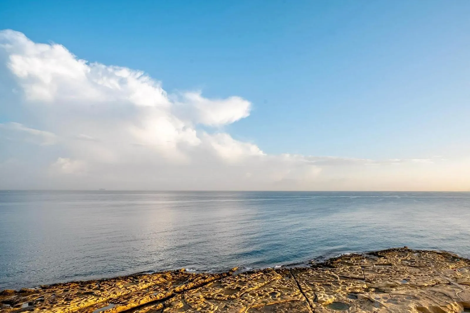 Sea Front 3 Bedroom Apartment With Ps5 Sliema