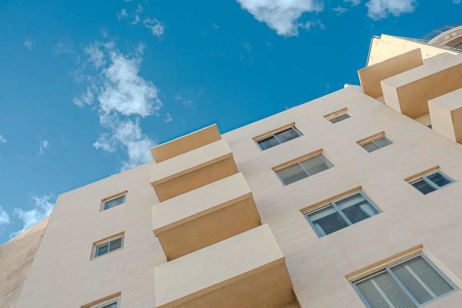 Sea Front 3 Bedroom Apartment With Ps5 Sliema